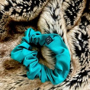 Like new! Lululemon Uplifting Scrunchie